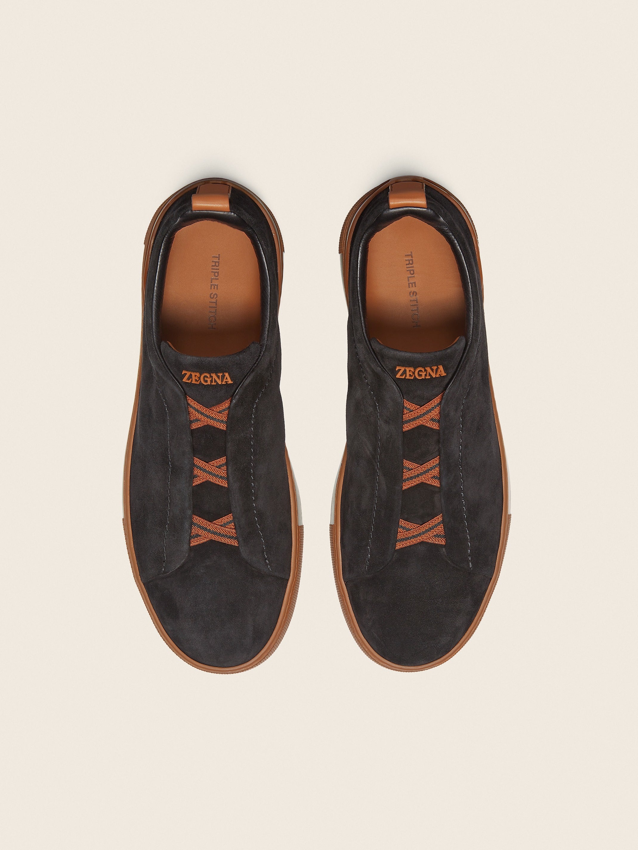 Tênis Triple Stitch™ Camurça