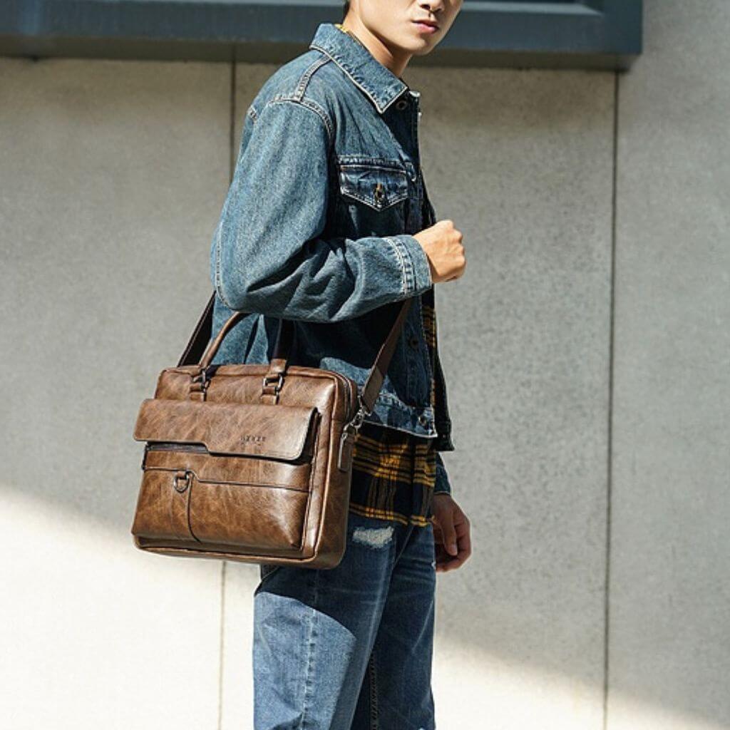 Bolsa masculina de ombro- material em couro legítimo