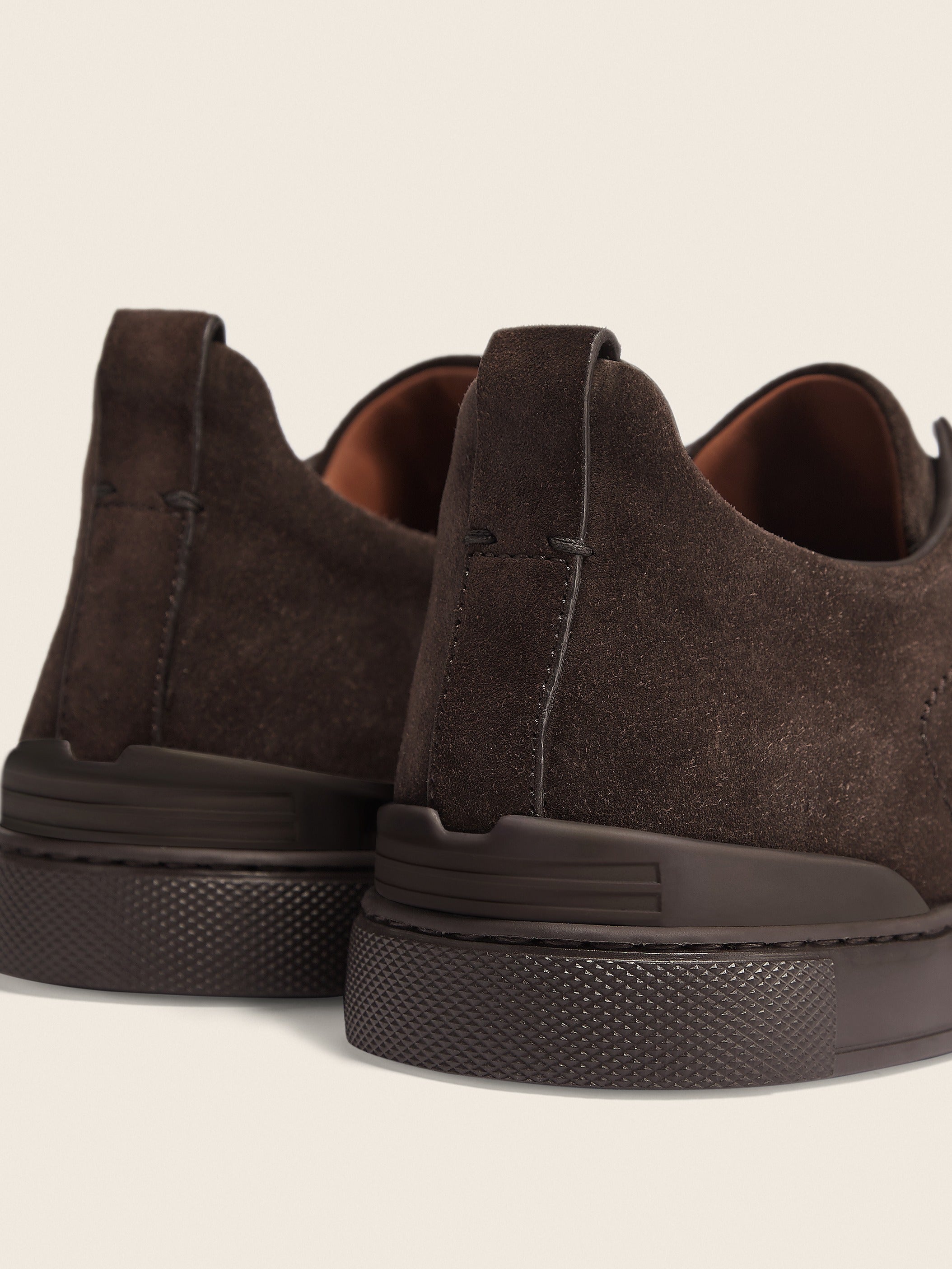 Tênis Triple Stitch™ Camurça