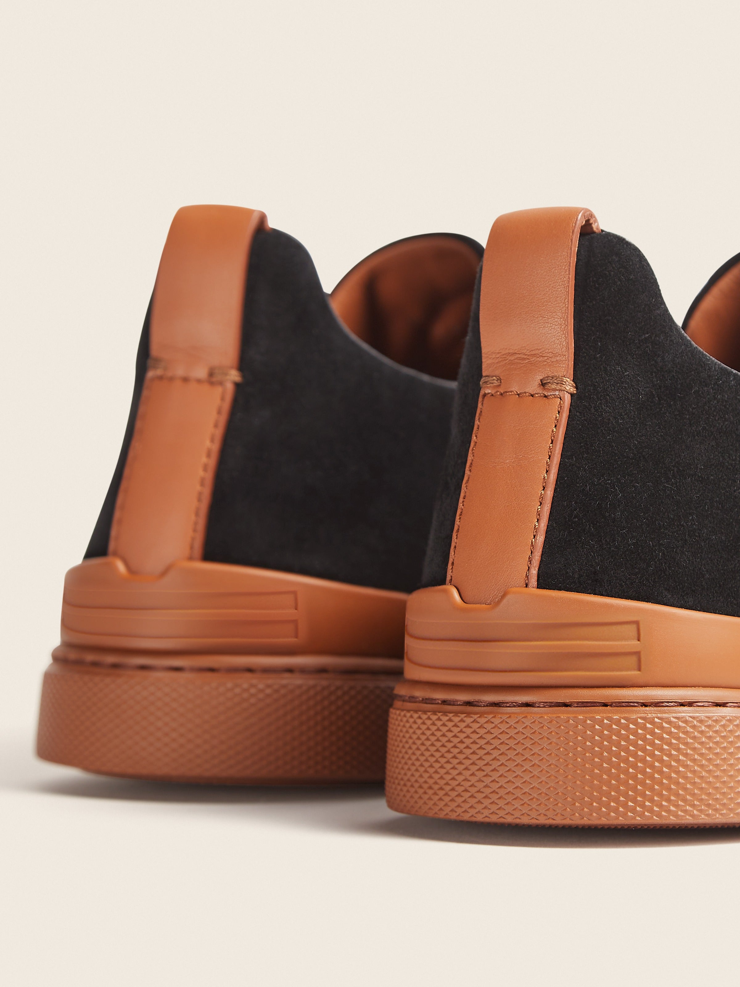 Tênis Triple Stitch™ Camurça